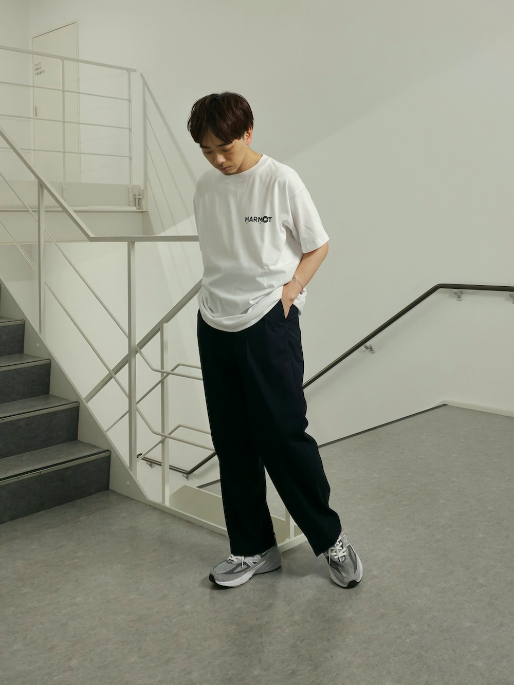 「柄シャツ、レイヤードスタイル、ワイドパンツ、シャツスタイル、白Tシャツ、淡色コーデ、シンプルコーデ、きれいめカジュアル、休日スタイル、スニーカー、Tシャツ、お出かけコーデ、低身長コーデ、モノトーン、デートコーデ」|「URBAN RESEARCHのnew basic THOMAS MASON SHORT-SLEEVE OVER SHIRTS(シャツ/ブラウス、その他)」を使った、UR_SkmK.さん(メンズ・167cm)の春コーディネートの3枚目の写真