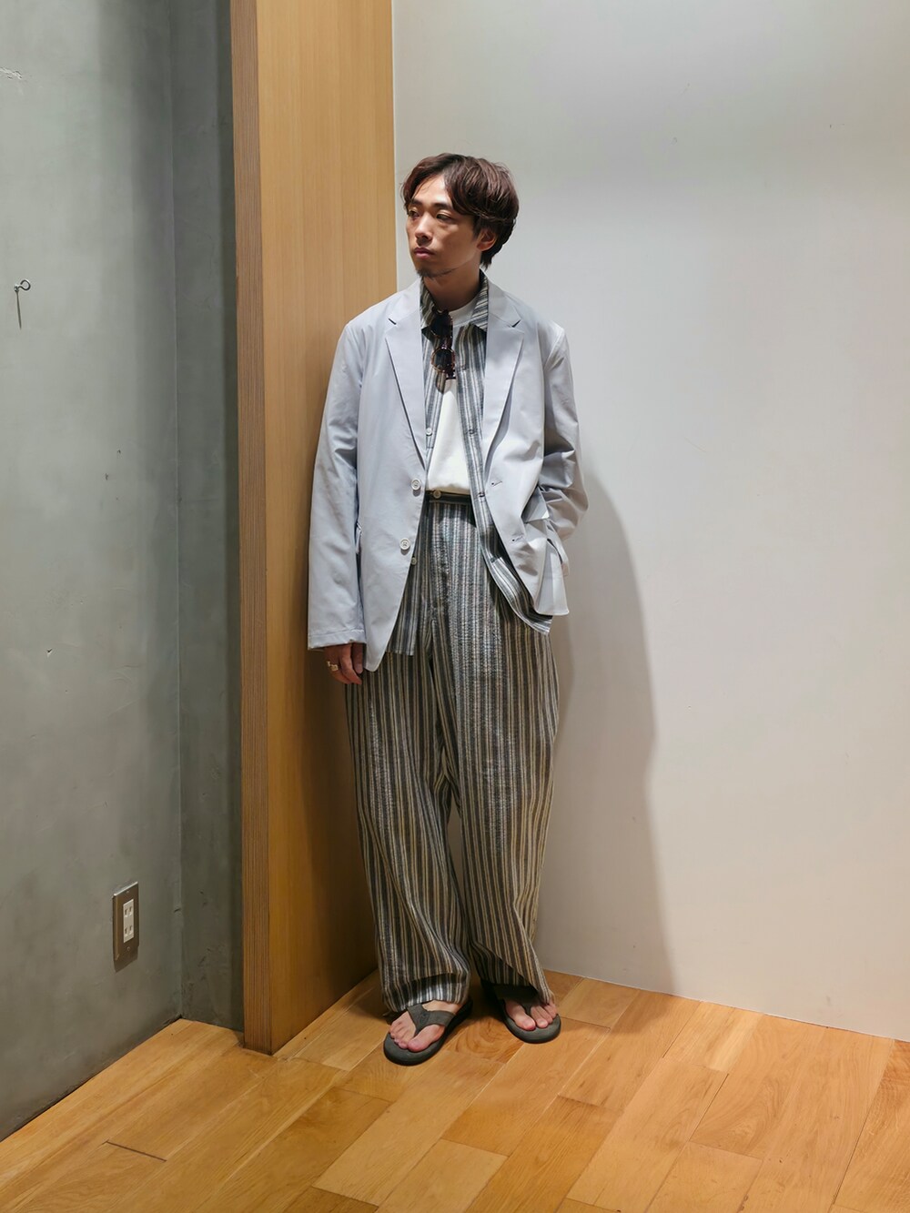 グレー系のその他アウター、ブラック系のシャツ/ブラウス、ホワイト系のTシャツ/カットソーを着用したメンズの夏コーディネートの2枚目の写真