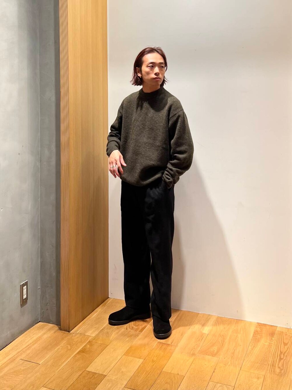 ブラック系のその他パンツ、グリーン系のニット/セーター、ブラック系のブーツを着用したメンズの冬コーディネートの5枚目の写真