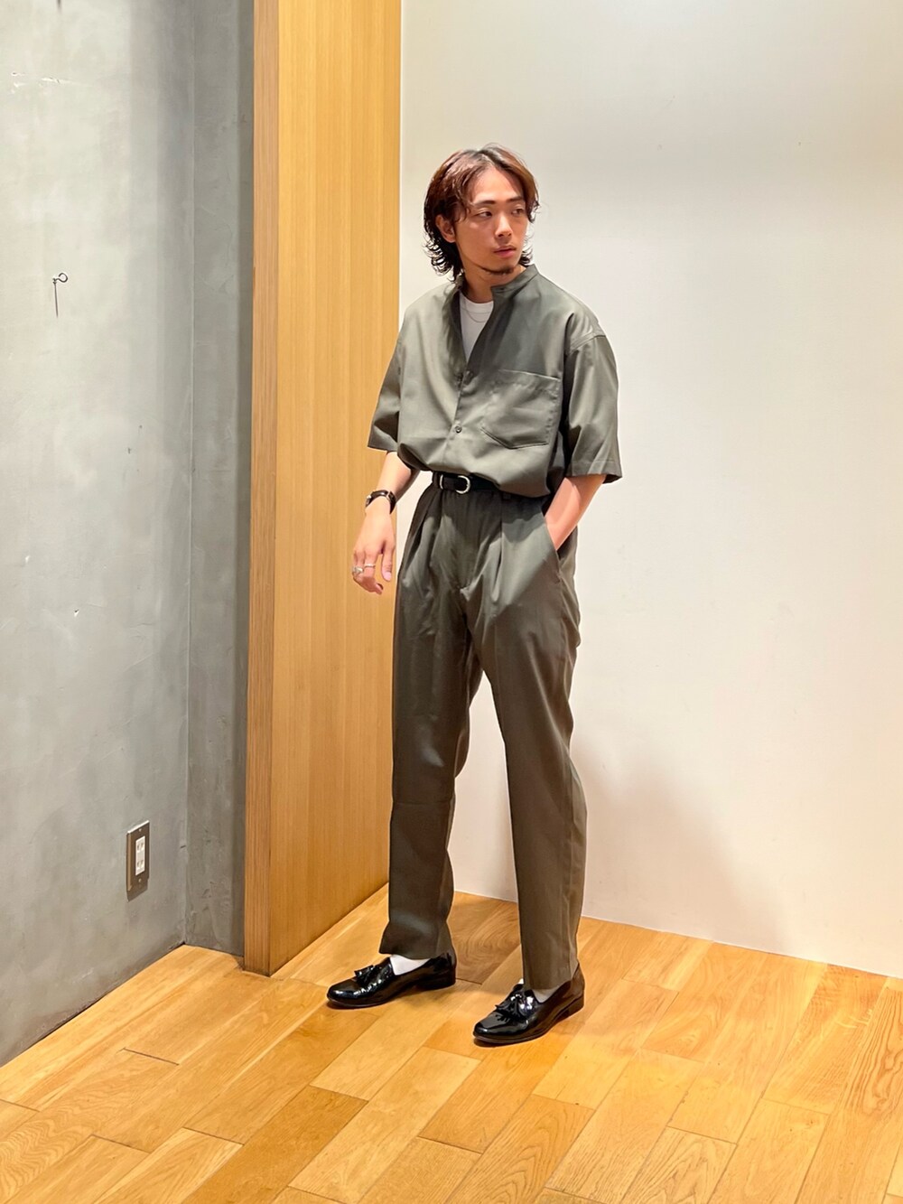 グリーン系のシャツ/ブラウス、ホワイト系のTシャツ/カットソー、グリーン系のその他パンツを着用したメンズの夏コーディネートの2枚目の写真