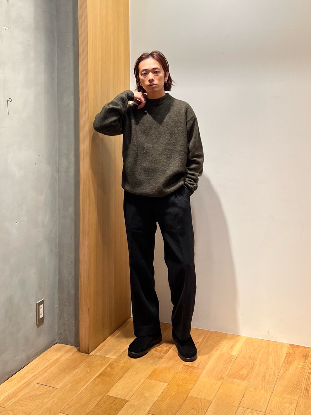 「クリスマスに着たい服、モノトーン、ブーツ、ニット、テーマパークコーデ、レザー、チェック、マイベストコーデ2024、冬コーデ、休日スタイル、きれいめカジュアル、レイヤードスタイル、ワイドパンツ、お出かけコーデ、シンプルコーデ」｜「BarbourのBarbour　os transport wax jacket（その他アウター、グレー系）」を使った、UR_SkmK.さん（メンズ・167cm）の冬コーディネートの4枚目の写真