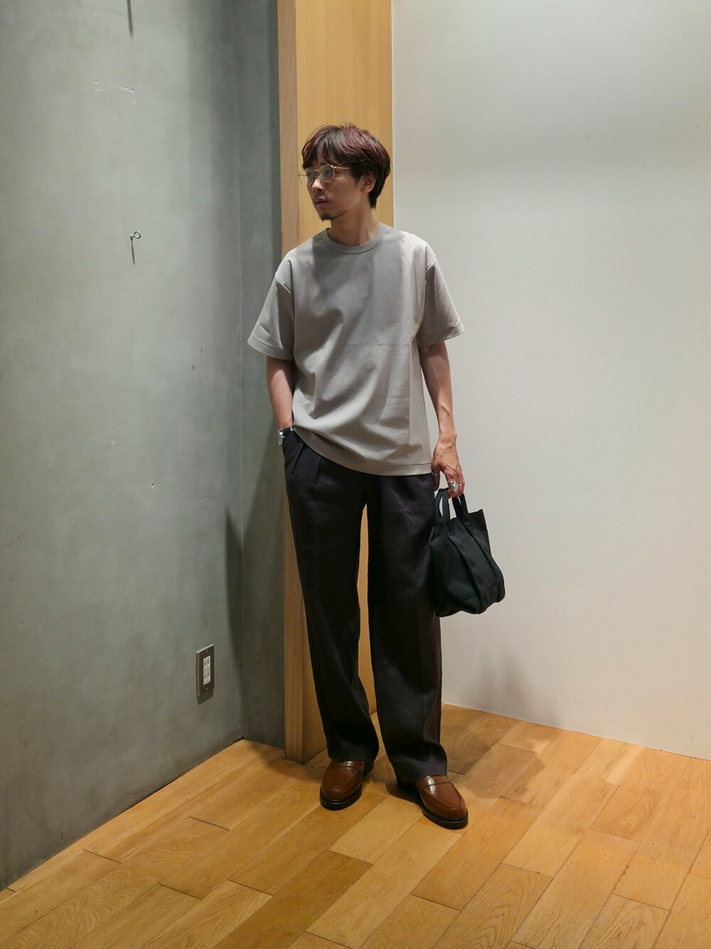レッド系のシャツ/ブラウス、グレー系のTシャツ/カットソー、ブラック系のその他パンツを着用したメンズの夏コーディネートの3枚目の写真