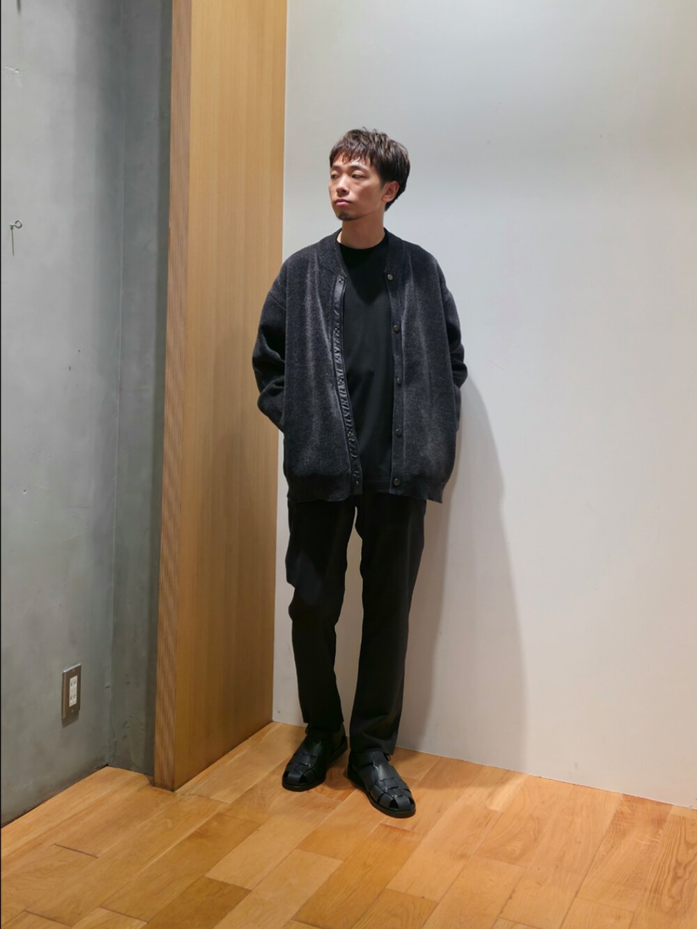 グレー系のカーディガン/ボレロ、ブラック系のTシャツ/カットソー、ブラック系のその他パンツを着用したメンズの秋コーディネートの3枚目の写真