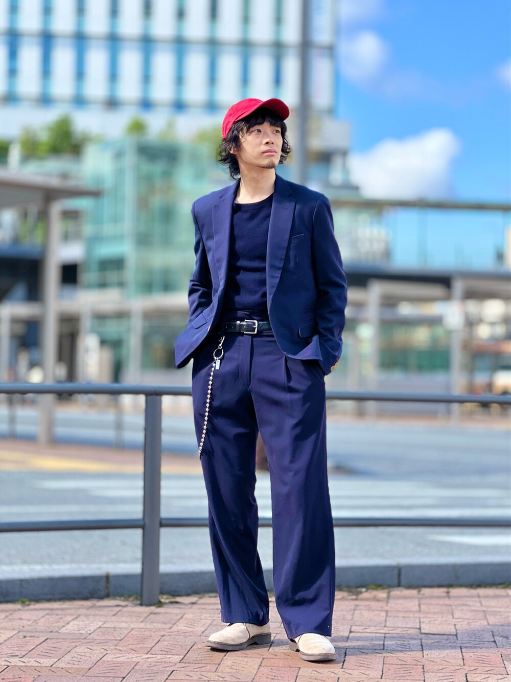 「秋冬コーデ、ゆるコーデ、カジュアル、きれいめカジュアル、休日スタイル、ストリート、ワントーンコーデ、ネイビー、オールネイビー、キャップ、テーラードジャケット、タックイン、ワイドパンツ、スラックス、ブーツ」｜「DIGAWELのアイテム（テーラードジャケット、ブルー系）」を使った、UR_SkmK.さん（メンズ・167cm）の秋コーディネートの2枚目の写真