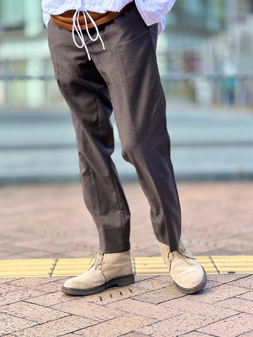 ホワイト系のシャツ/ブラウス、ブラウン系のニット/セーター、ブラウン系のパンツを着用したメンズの秋コーディネートの4枚目の写真