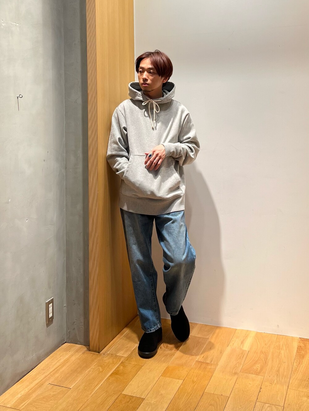 「大人カジュアル、シンプルコーデ、きれいめカジュアル、お出かけコーデ、レイヤードスタイル、ブーツ、ベージュ、淡色コーデ、デニム、パーカー、チョコ色に染まれ、ストリート、休日スタイル、barbour、ワイドパンツ」|「Barbourの『別注』Barbour / URBAN RESEARCH TRANSPORT COACH(ナイロンジャケット、ベージュ系)」を使った、UR_SkmK.さん(メンズ・167cm)の冬コーディネートの4枚目の写真