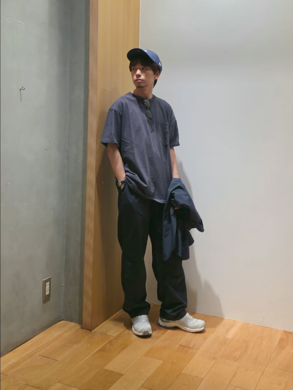 ブルー系のシャツ/ブラウス、ブルー系のその他パンツ、ホワイト系のスニーカーを着用したメンズの夏コーディネートの5枚目の写真