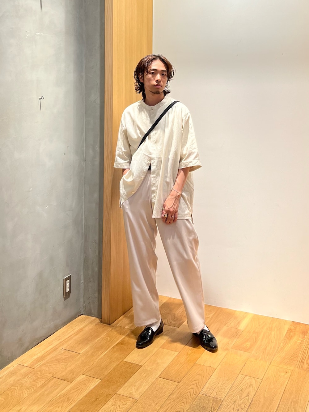 「ショルダーバッグ、お出かけコーデ、レイヤードスタイル、夏コーデ、トートバッグ、スラックス、テーマパークコーデ、ワントーンコーデ、ローファー、シャツスタイル、シンプル、シアートップス、白Tシャツ、レザー、リネンシャツ」|「URBAN RESEARCHのURBAN RESEARCH iD エステルチノトラウザー(チノパンツ、グレー系)」を使った、UR_SkmK.さん(メンズ・167cm)の夏コーディネートの3枚目の写真