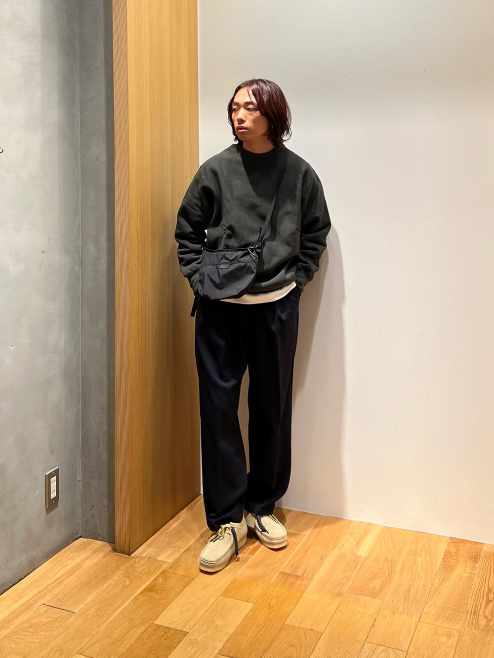 「レザー、テーマパークコーデ、秋っぽコーデ更新中、デートコーデ、スウェット、ショルダーバッグ、ハロウィン、お出かけコーデ、スポーツミックス、秋コーデ、スラックス、レイヤードスタイル、きれいめカジュアル、大人カジュアル、シンプルコーデ」｜「URBAN RESEARCHのハイカウントウールテーパードスラックス（スラックス、ブルー系）」を使った、UR_SkmK.さん（メンズ・167cm）の秋コーディネートの2枚目の写真