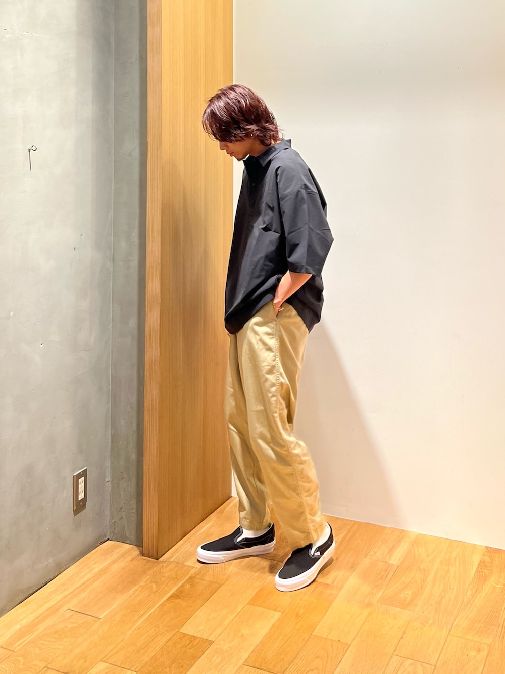 ブラック系のポロシャツ、ホワイト系のTシャツ/カットソー、ベージュ系のその他パンツを着用したメンズの夏コーディネートの3枚目の写真