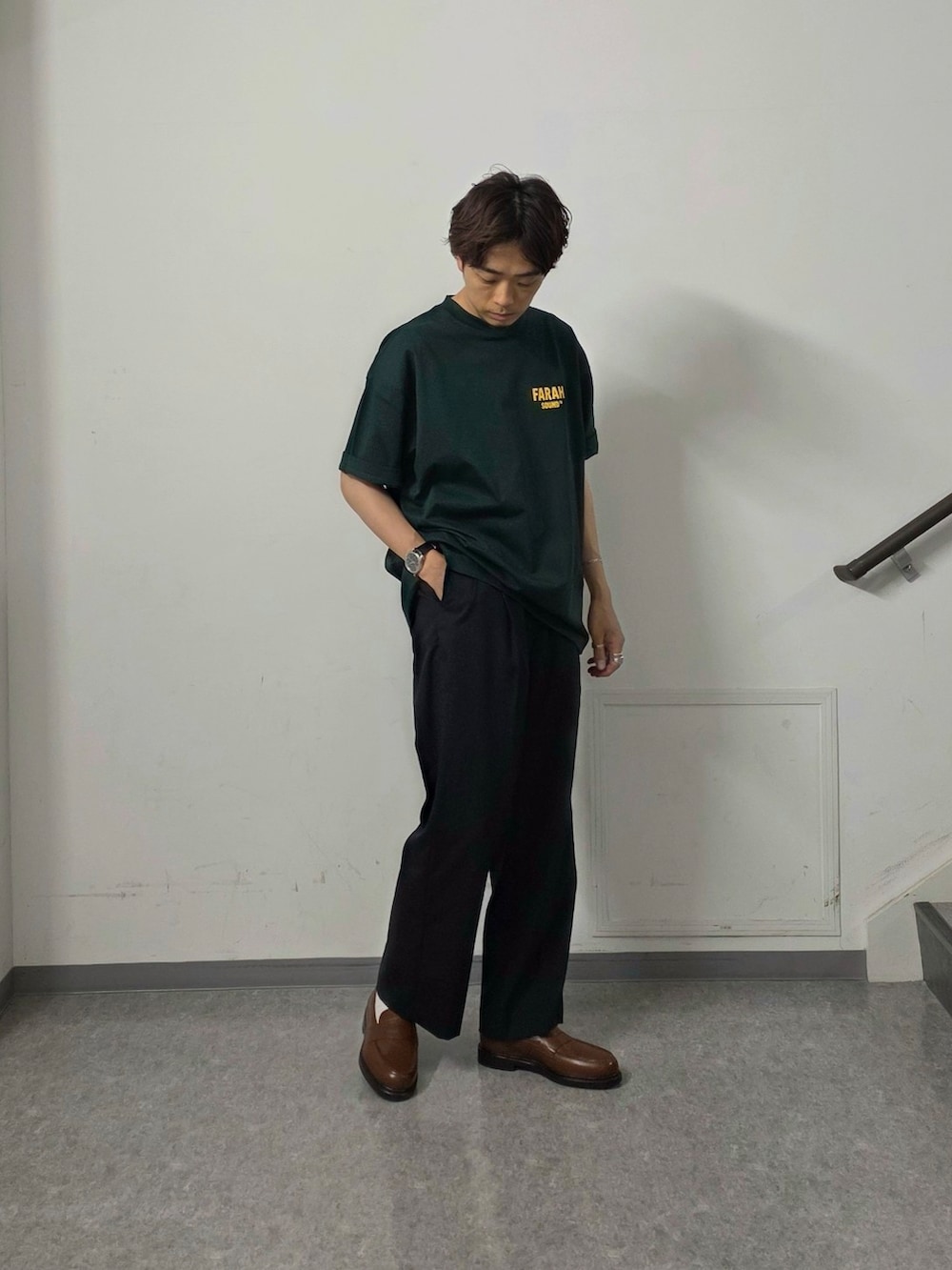 「柄シャツ、レイヤードスタイル、スポーツミックス、ストライプシャツ、モノトーン、ローファー、デートコーデ、きれいめカジュアル、Tシャツ、夏コーデ、シャツスタイル、ブラックコーデ、お出かけコーデ、ゆるコーデ、スラックス」｜「URBAN RESEARCHのPRINT BAND COLLAR SHIRTS（シャツ/ブラウス、ベージュ系）」を使った、UR_SkmK.さん（メンズ・167cm）の夏コーディネートの3枚目の写真