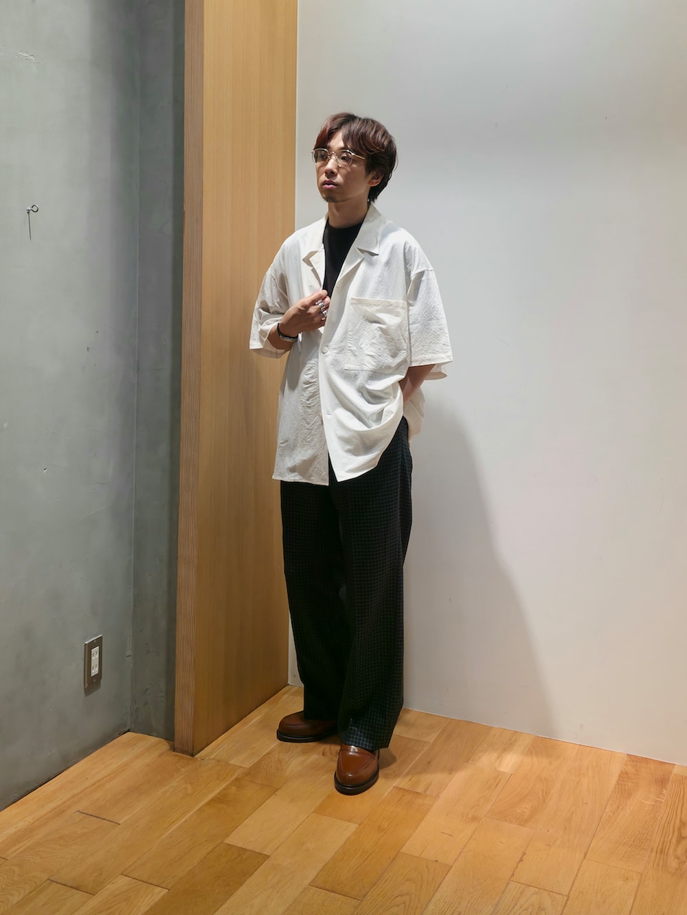 ホワイト系のシャツ/ブラウス、グレー系のTシャツ/カットソー、ブラック系のその他パンツを着用したメンズの夏コーディネートの3枚目の写真