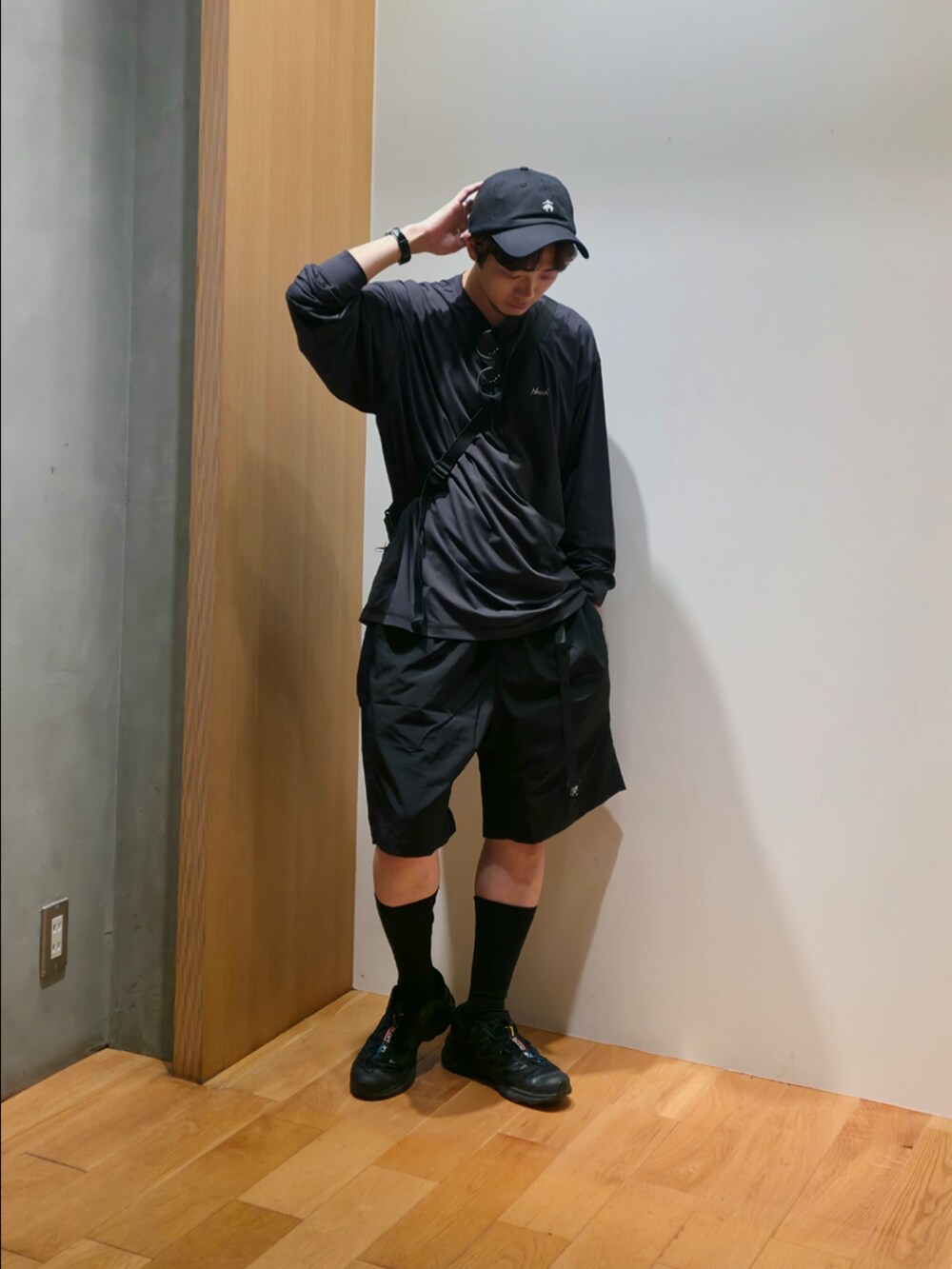 ブラック系のTシャツ/カットソー、ブラック系のその他パンツ、ブラック系のスニーカーを着用したメンズの夏コーディネートの2枚目の写真