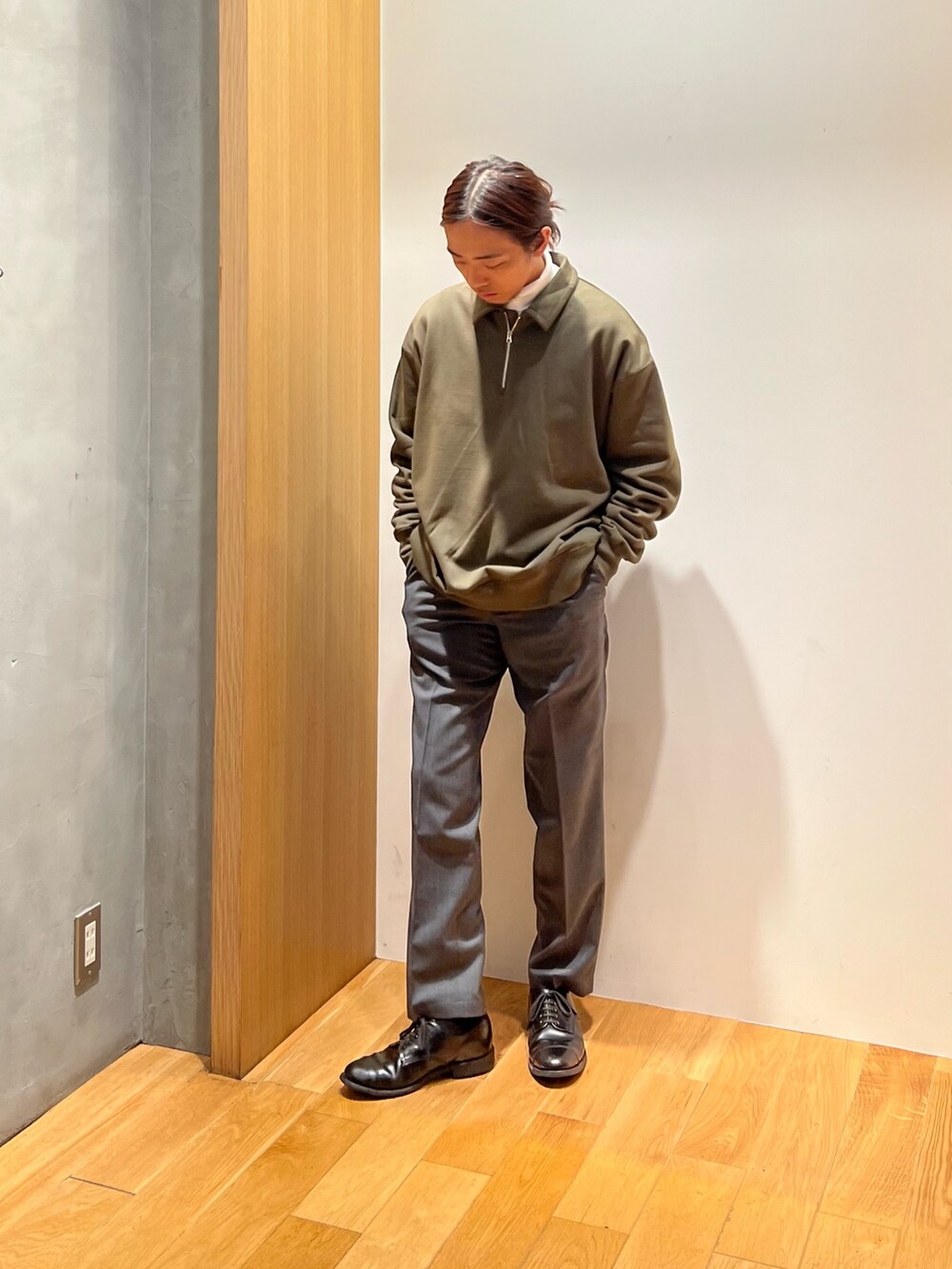「レイヤードスタイル、カーキ、秋っぽコーデ更新中、ロンT、休日スタイル、秋コーデ、モノトーン、スラックス、デートコーデ、スウェット、ハーフジップ、革靴、タートルネック、きれいめカジュアル、大人カジュアル」｜「URBAN RESEARCHのハーフZIPプルオーバー（スウェット、グリーン系）」を使った、UR_SkmK.さん（メンズ・167cm）の秋コーディネートの3枚目の写真