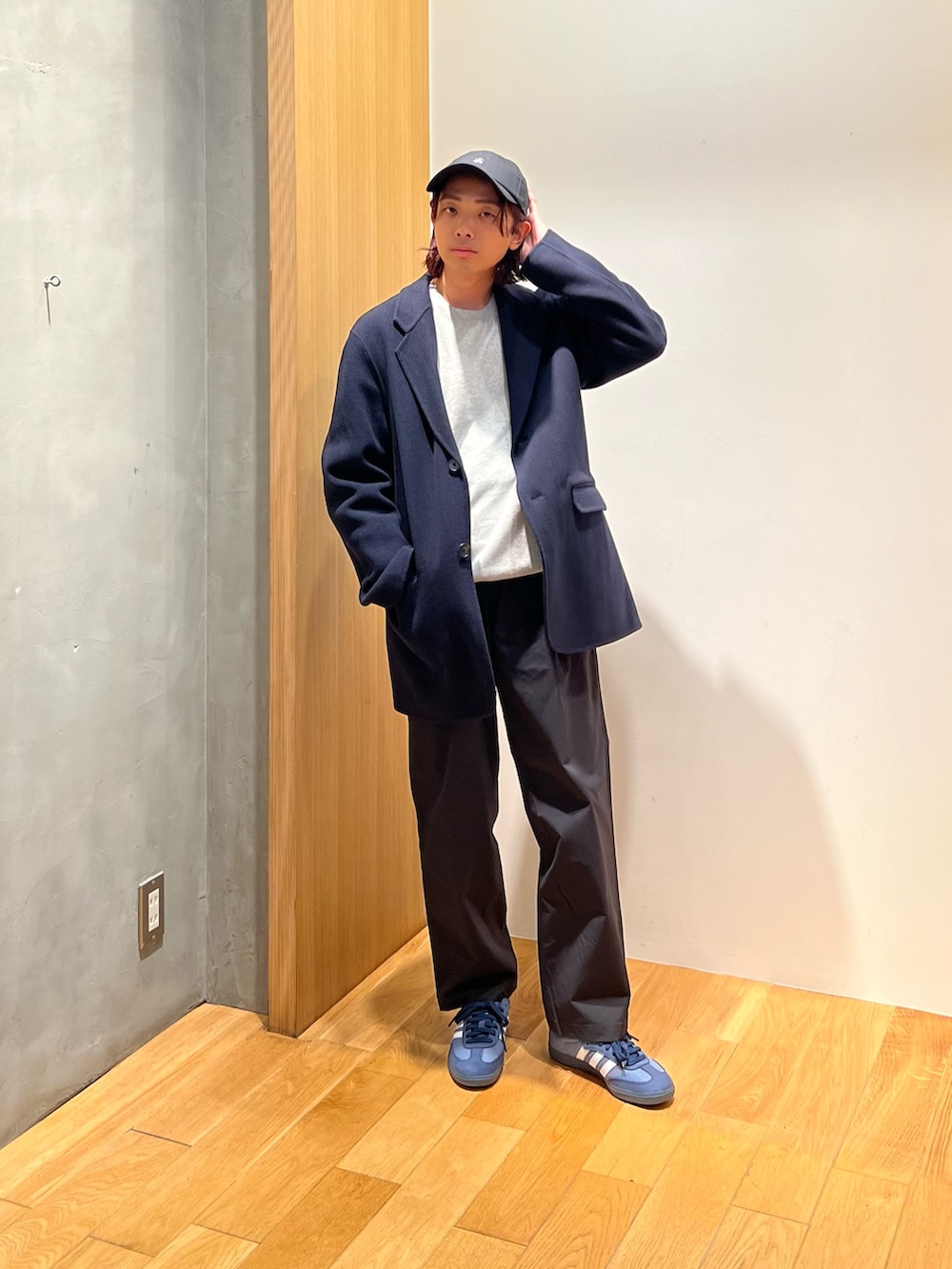 ブルー系のその他アウター、グレー系のスウェット、ブルー系のその他パンツを着用したメンズの秋コーディネートの3枚目の写真
