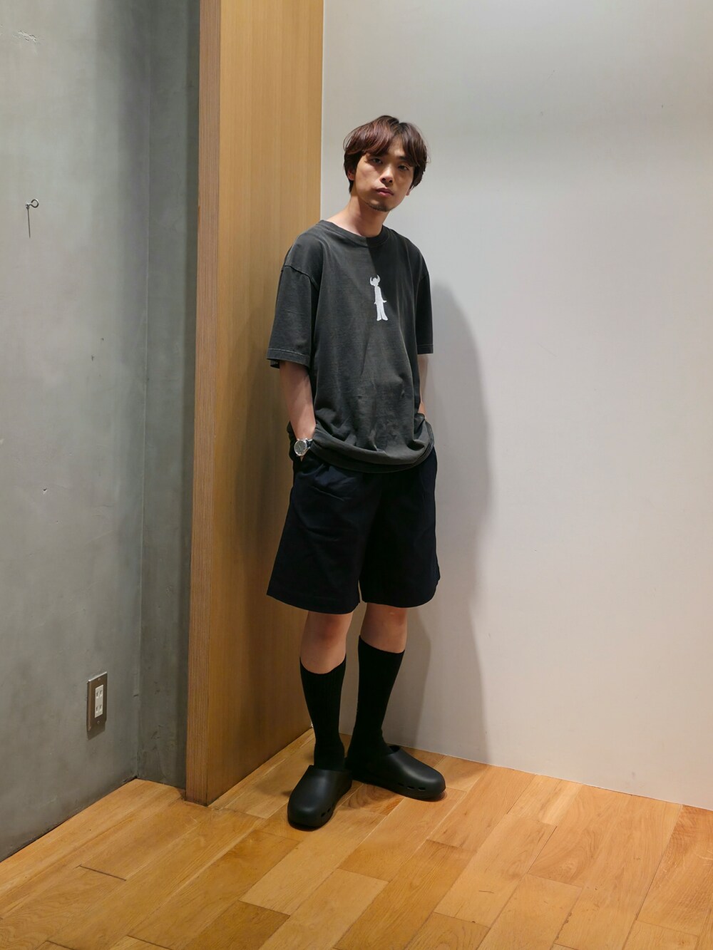 ブルー系のシャツ/ブラウス、ブラック系のTシャツ/カットソー、ブルー系のその他パンツを着用したメンズの夏コーディネートの3枚目の写真