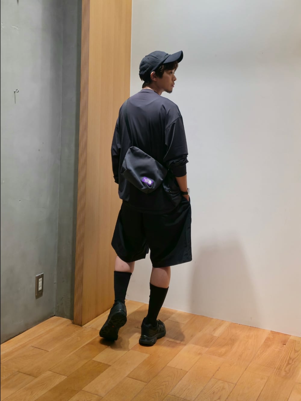 ブラック系のTシャツ/カットソー、ブラック系のその他パンツ、ブラック系のスニーカーを着用したメンズの夏コーディネートの3枚目の写真