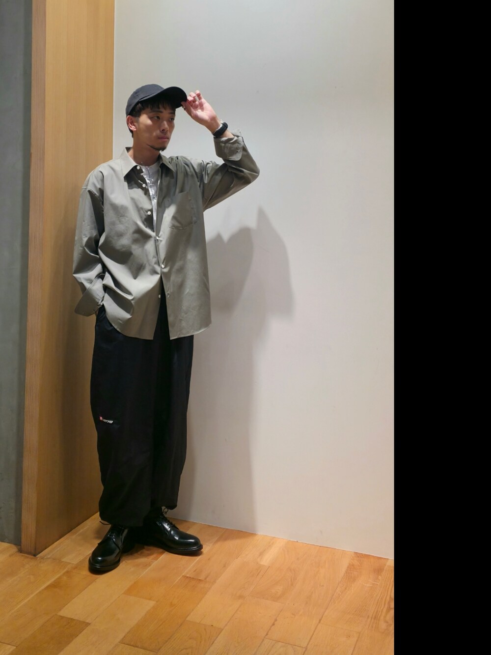 グリーン系のシャツ/ブラウス、ホワイト系のTシャツ/カットソー、ブルー系のその他パンツを着用したメンズの秋コーディネートの4枚目の写真