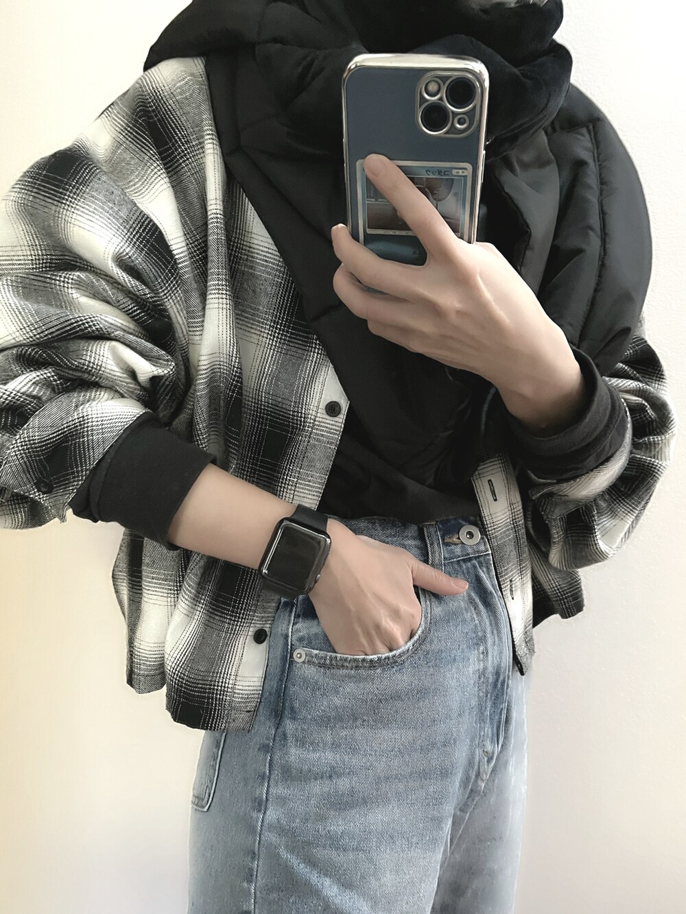 ブラック系のTシャツ/カットソー、ブルー系のデニムパンツ、ブラック系のマフラーを着用したレディースの冬コーディネートの2枚目の写真