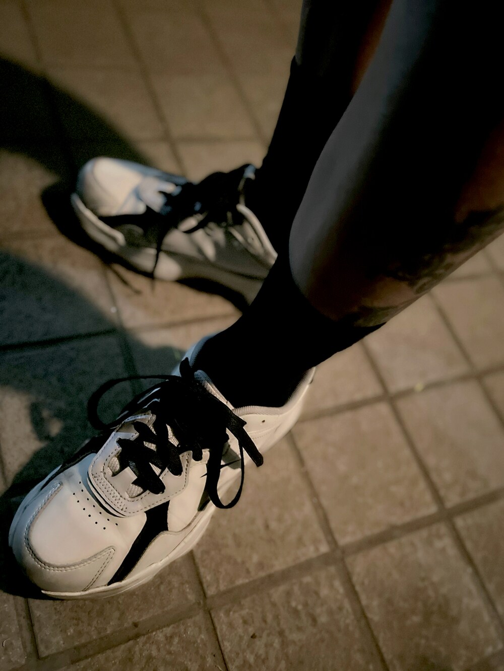 ホワイト系のスニーカーを着用したレディースの春コーディネートの3枚目の写真