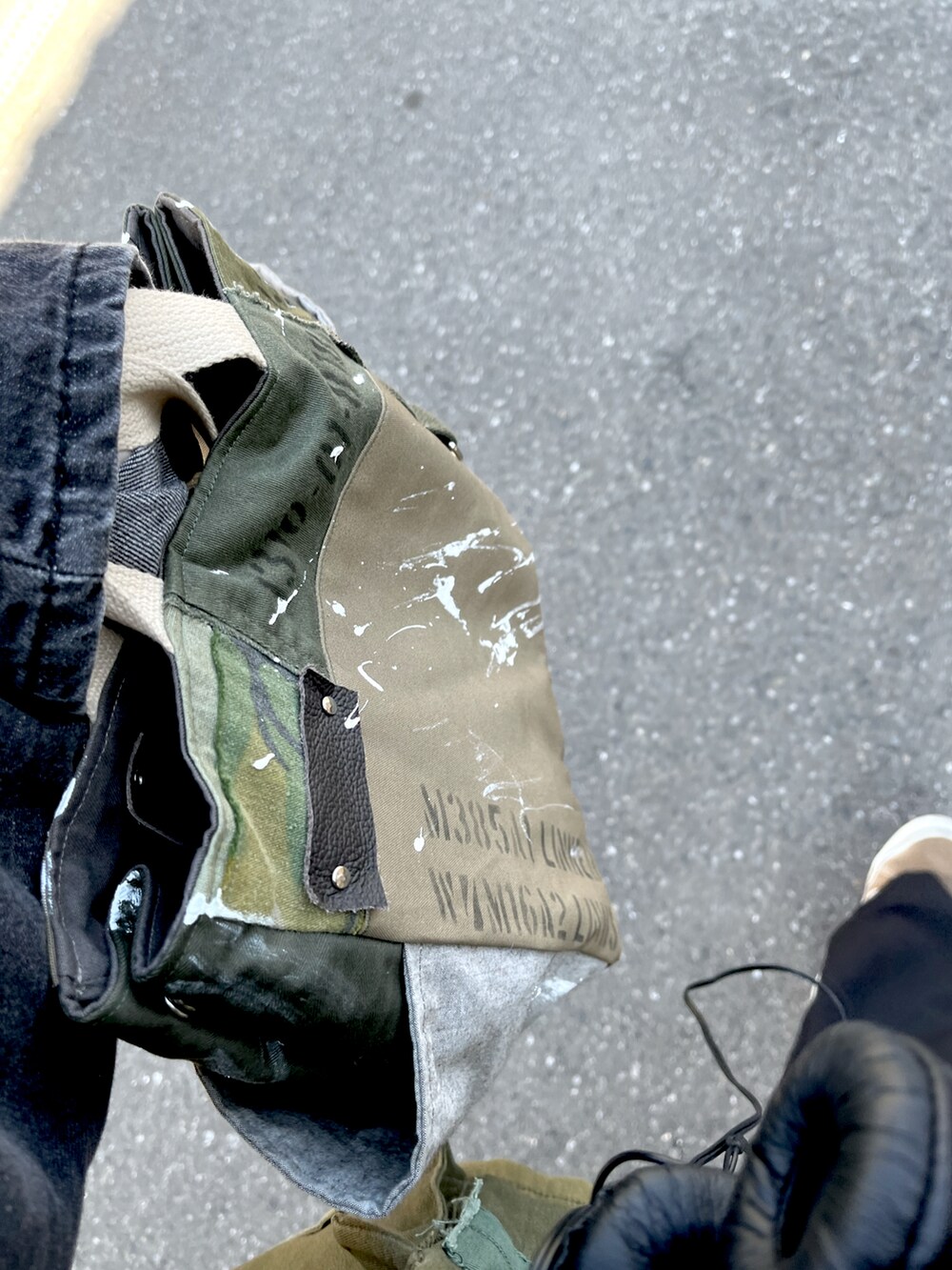 グリーン系のミリタリージャケットを着用したレディースの春コーディネートの3枚目の写真