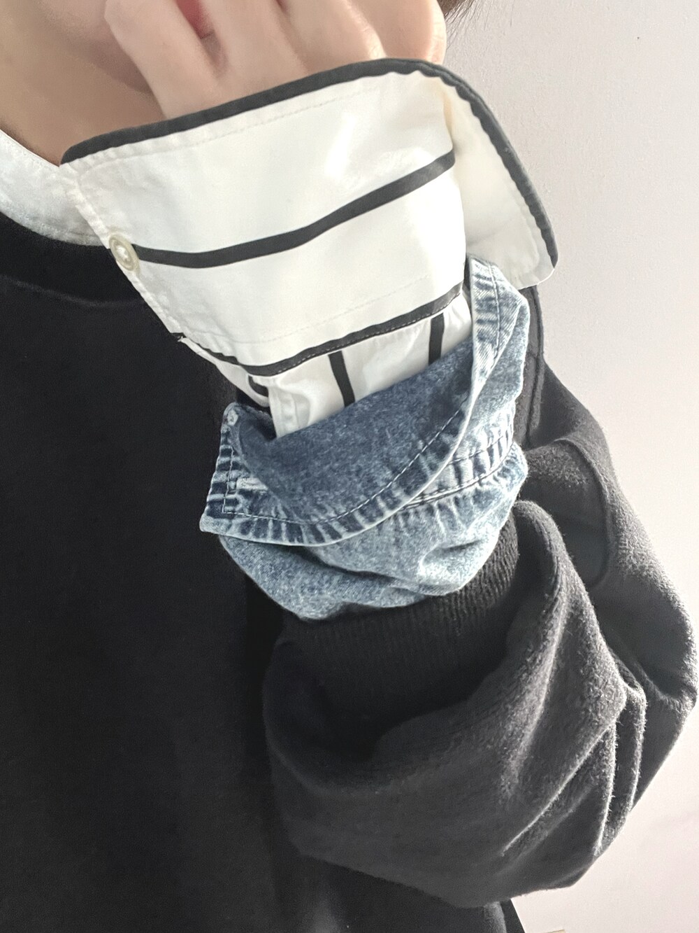 ブルー系のシャツ/ブラウス、ブラック系のスラックスを着用したレディースの冬コーディネートの4枚目の写真