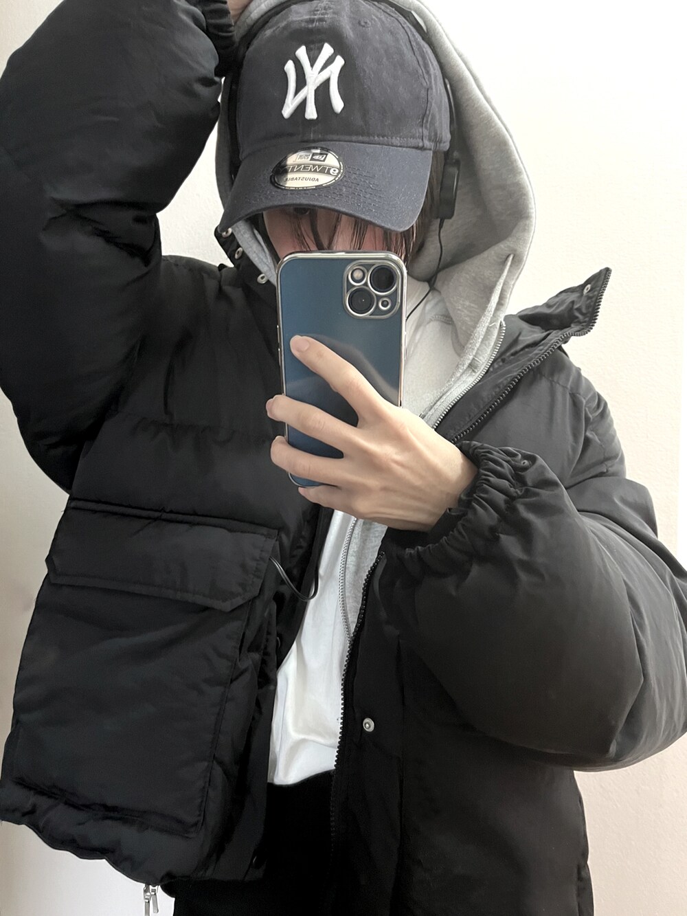 ブラック系のダウンジャケット/コート、ブルー系のキャップを着用したレディースの冬コーディネートの2枚目の写真