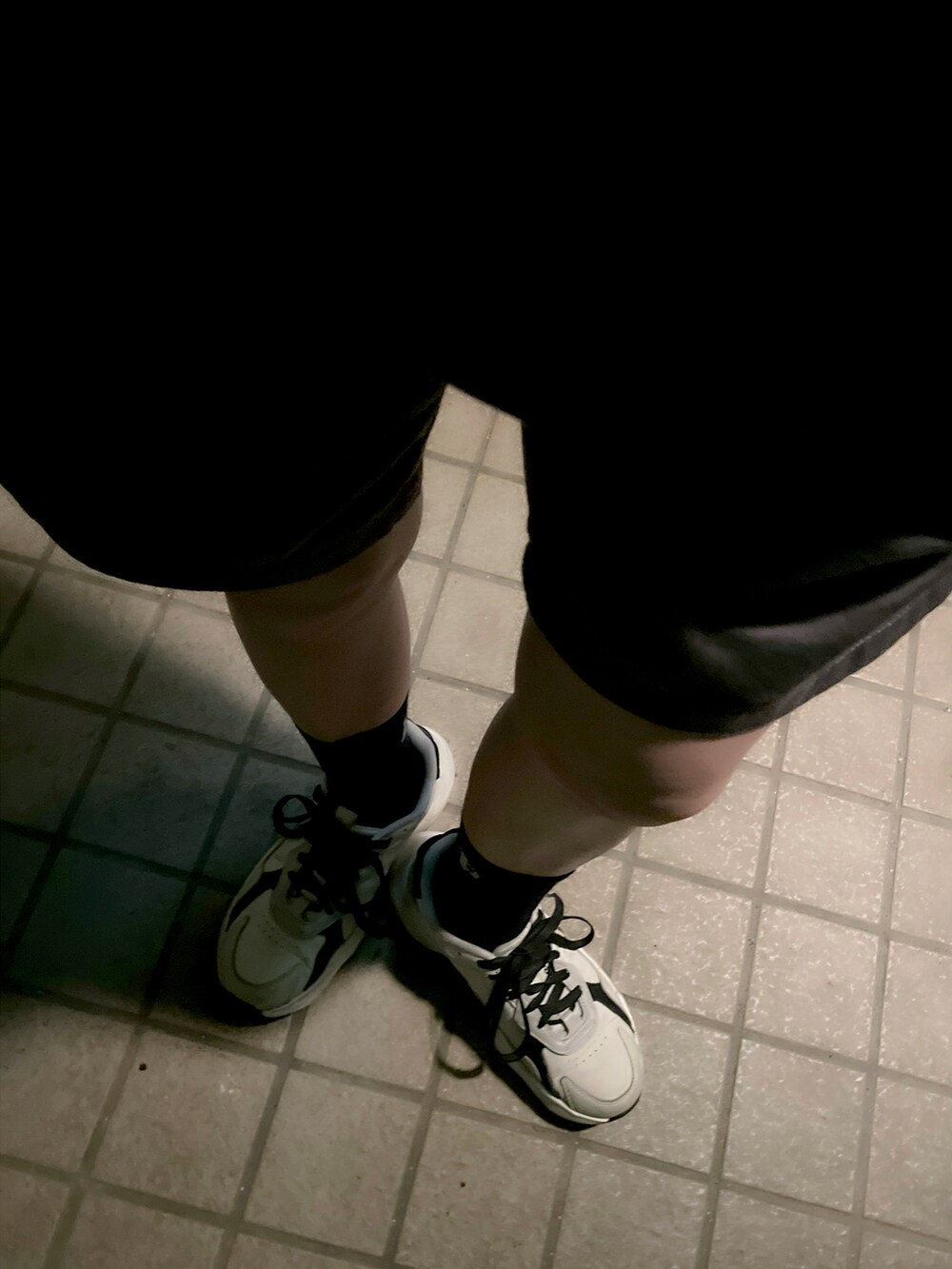 ホワイト系のスニーカーを着用したレディースの春コーディネートの2枚目の写真