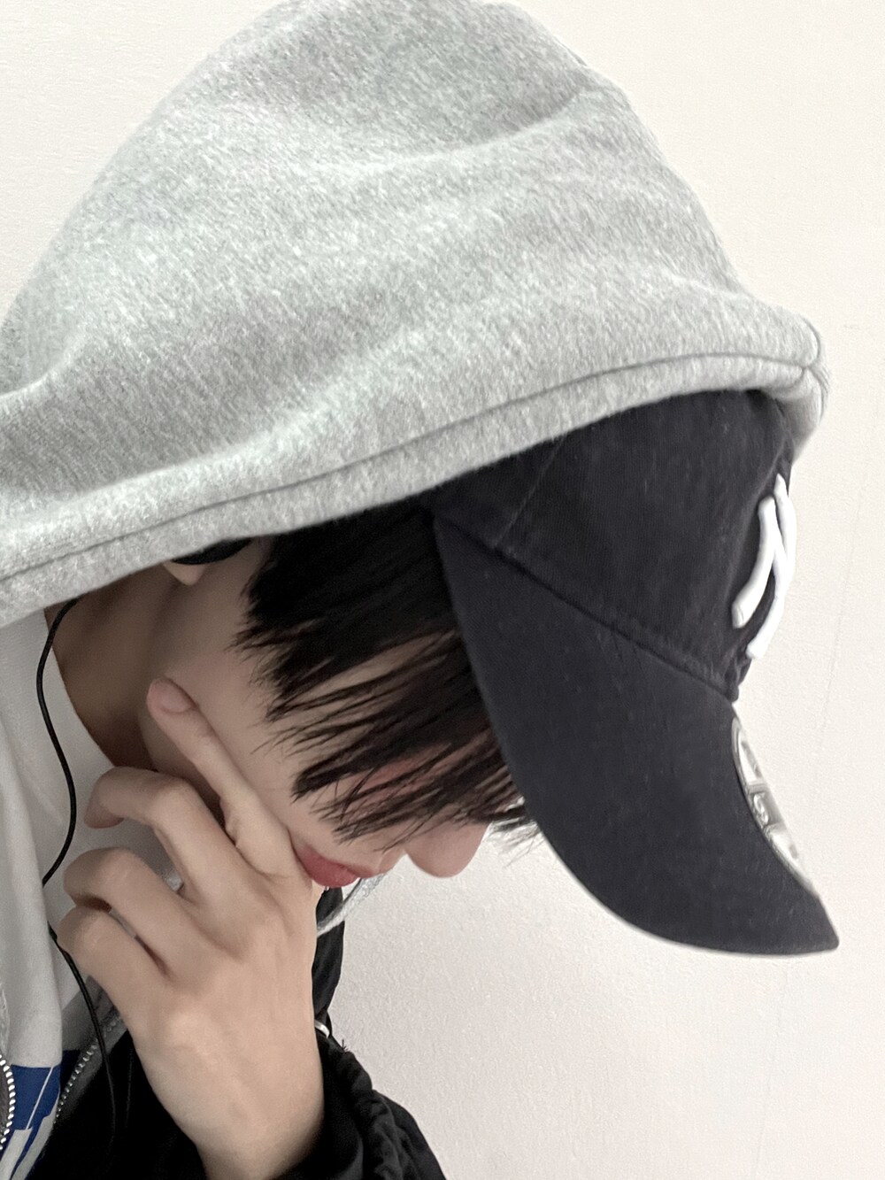 ブラック系のダウンジャケット/コート、ブルー系のキャップを着用したレディースの冬コーディネートの3枚目の写真