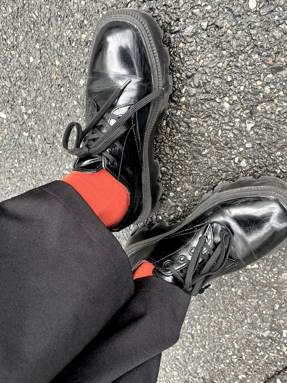 グレー系のダッフルコート、ブラック系のTシャツ/カットソー、ブラック系のスラックスを着用したレディースの冬コーディネートの3枚目の写真