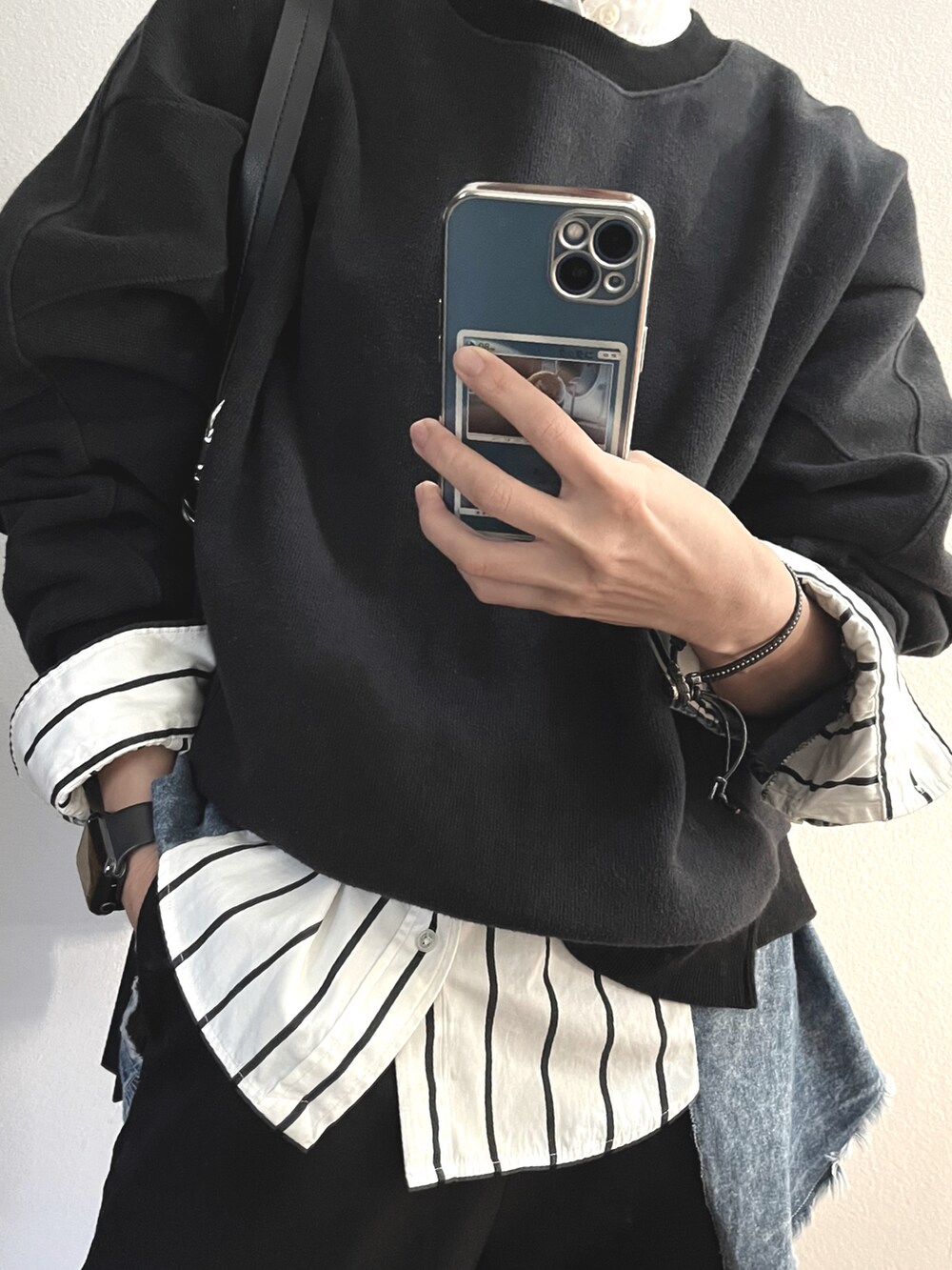 ブルー系のシャツ/ブラウス、ブラック系のスラックスを着用したレディースの冬コーディネートの2枚目の写真