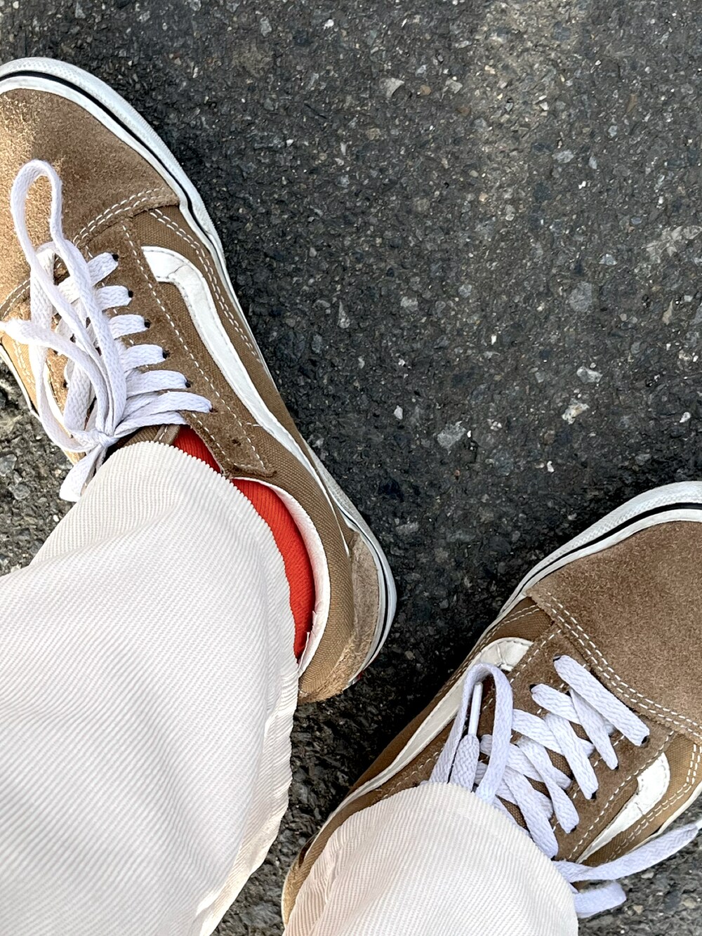 ベージュ系のノーカラージャケット、ブラウン系のスウェットを着用したレディースの冬コーディネートの3枚目の写真