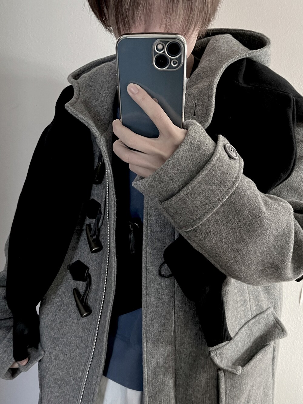 グレー系のダッフルコートを着用したレディースの冬コーディネートの3枚目の写真