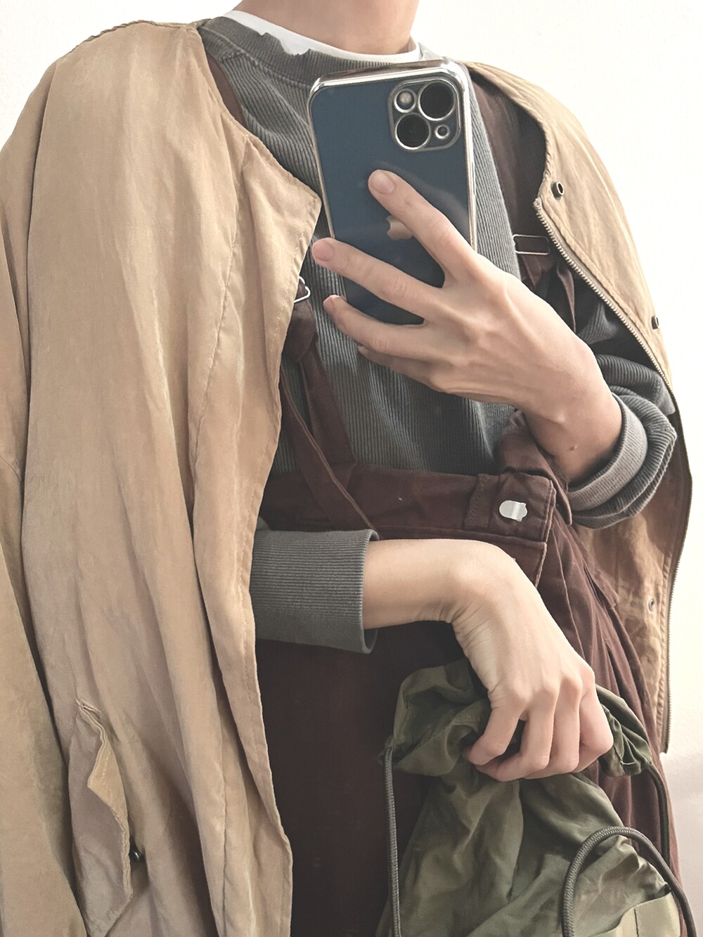 ベージュ系のハンチング/ベレー帽を着用したレディースの冬コーディネートの2枚目の写真