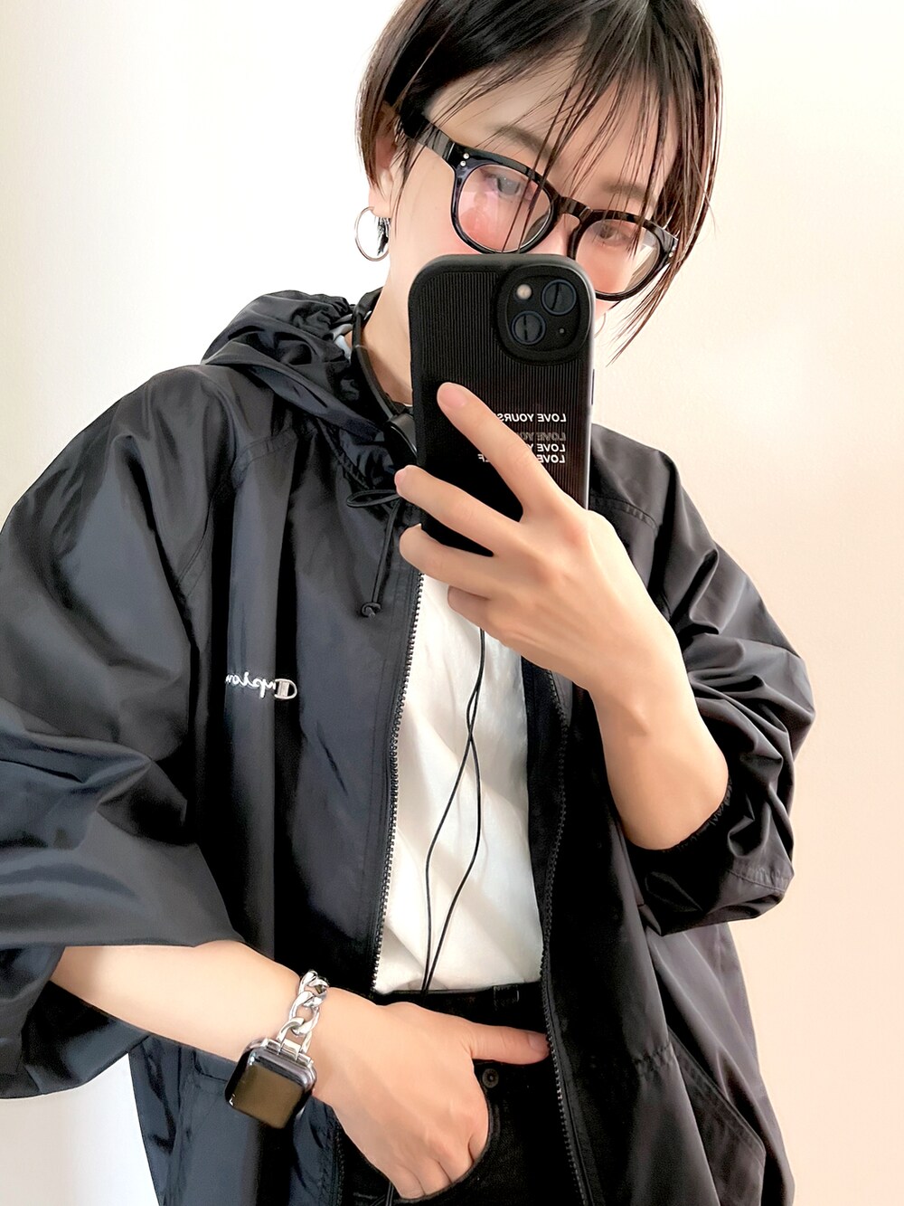 ブラック系のナイロンジャケットを着用したレディースの春コーディネートの2枚目の写真