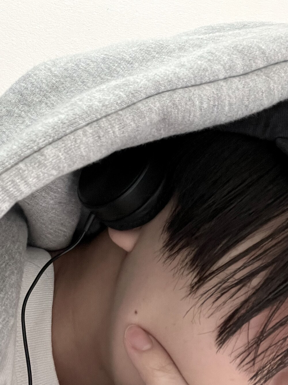 ブラック系のダウンジャケット/コート、ブルー系のキャップを着用したレディースの冬コーディネートの4枚目の写真