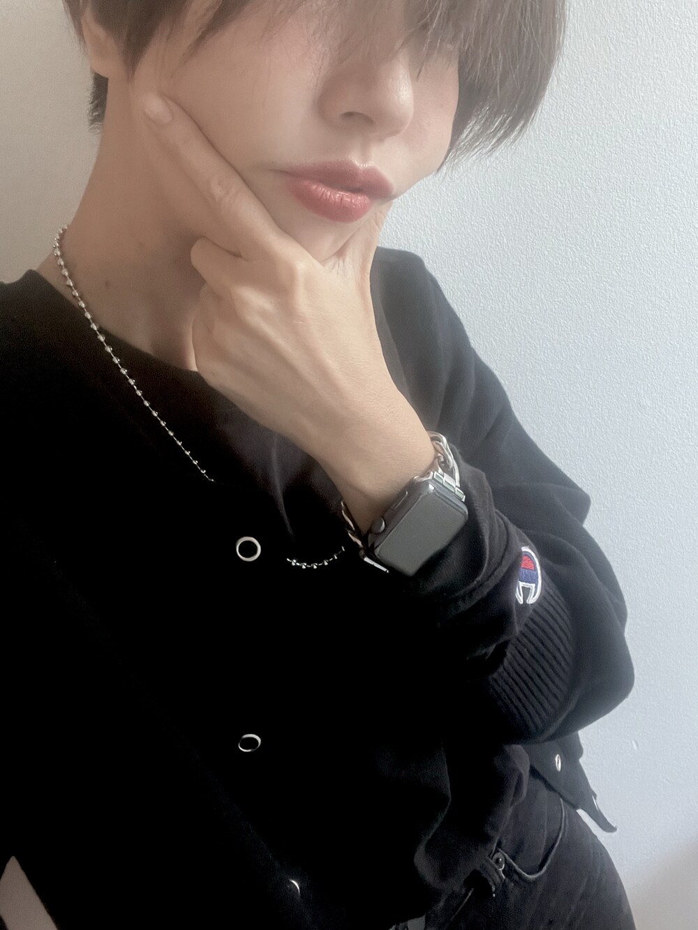 ブラック系のTシャツ/カットソー、ブラック系のデニムパンツ、シルバー系のネックレスを着用したレディースの冬コーディネートの2枚目の写真