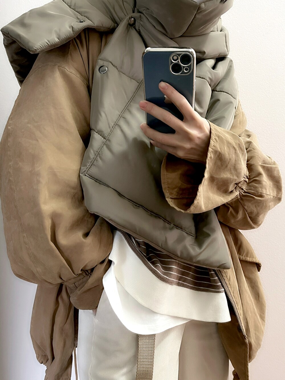 ベージュ系のノーカラージャケット、ブラウン系のスウェットを着用したレディースの冬コーディネートの2枚目の写真