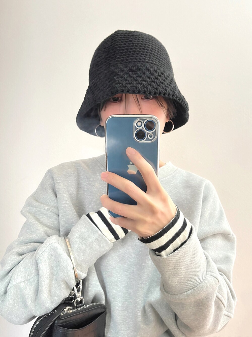 ホワイト系のマウンテンパーカー、グレー系のスウェットを着用したレディースの冬コーディネートの4枚目の写真