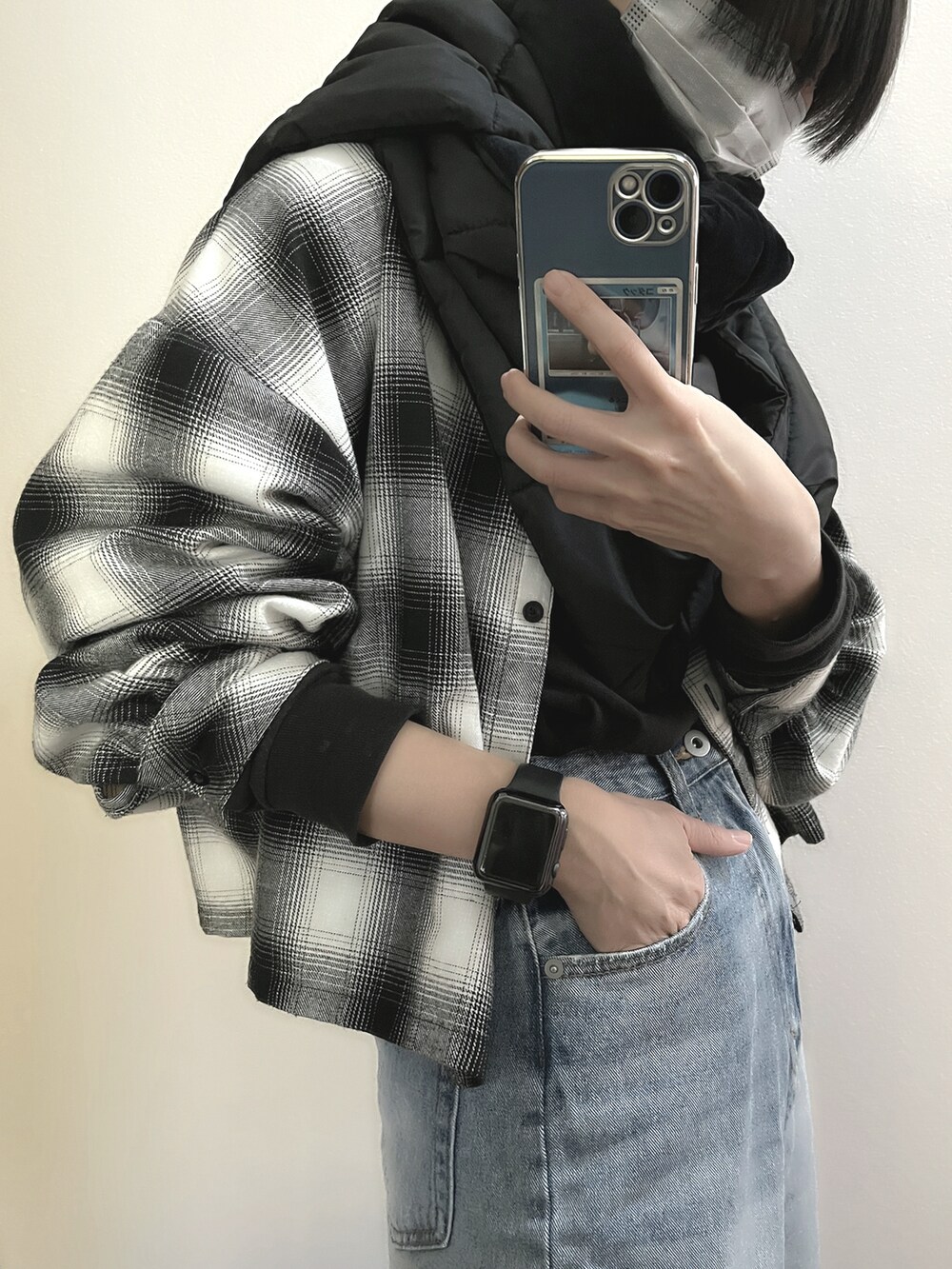 ブラック系のTシャツ/カットソー、ブルー系のデニムパンツ、ブラック系のマフラーを着用したレディースの冬コーディネートの3枚目の写真
