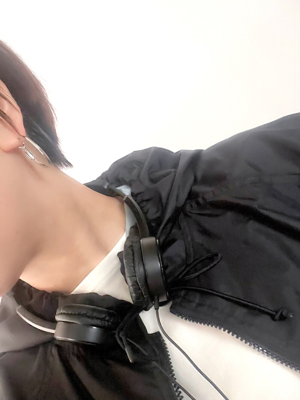 ブラック系のナイロンジャケットを着用したレディースの春コーディネートの3枚目の写真