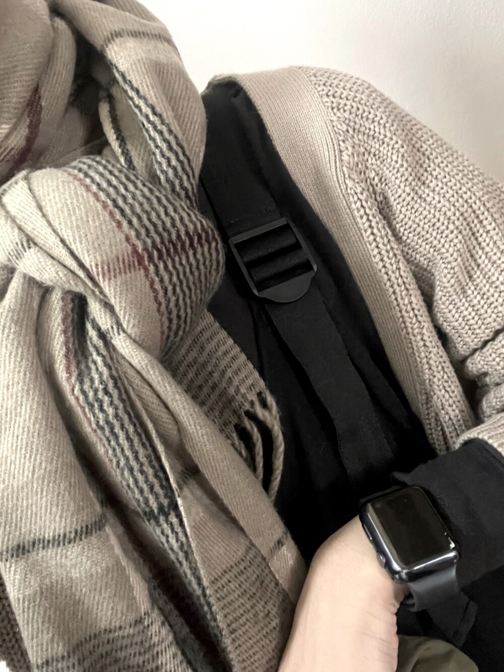 グリーン系のショルダーバッグ、ベージュ系のカーディガン/ボレロ、ブラック系のTシャツ/カットソーを着用したレディースの冬コーディネートの3枚目の写真