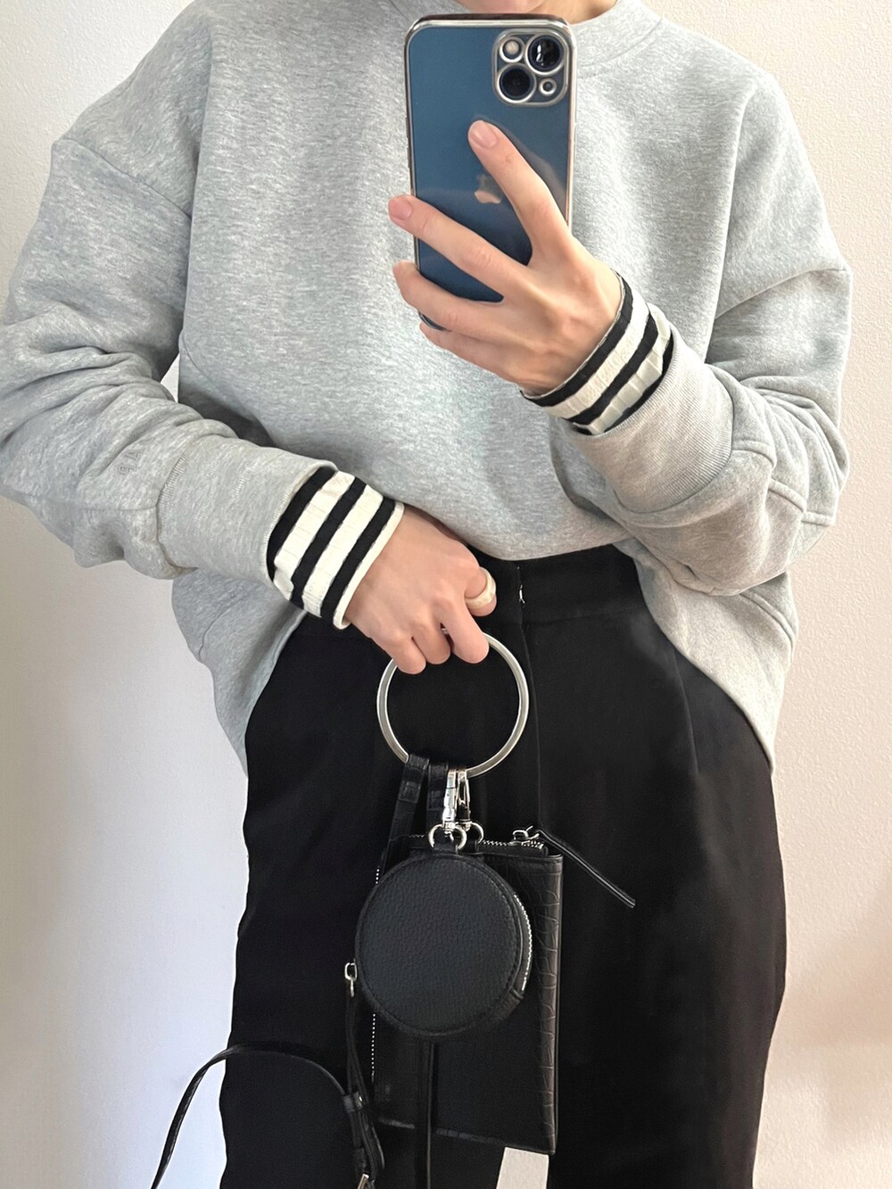 ホワイト系のマウンテンパーカー、グレー系のスウェットを着用したレディースの冬コーディネートの3枚目の写真