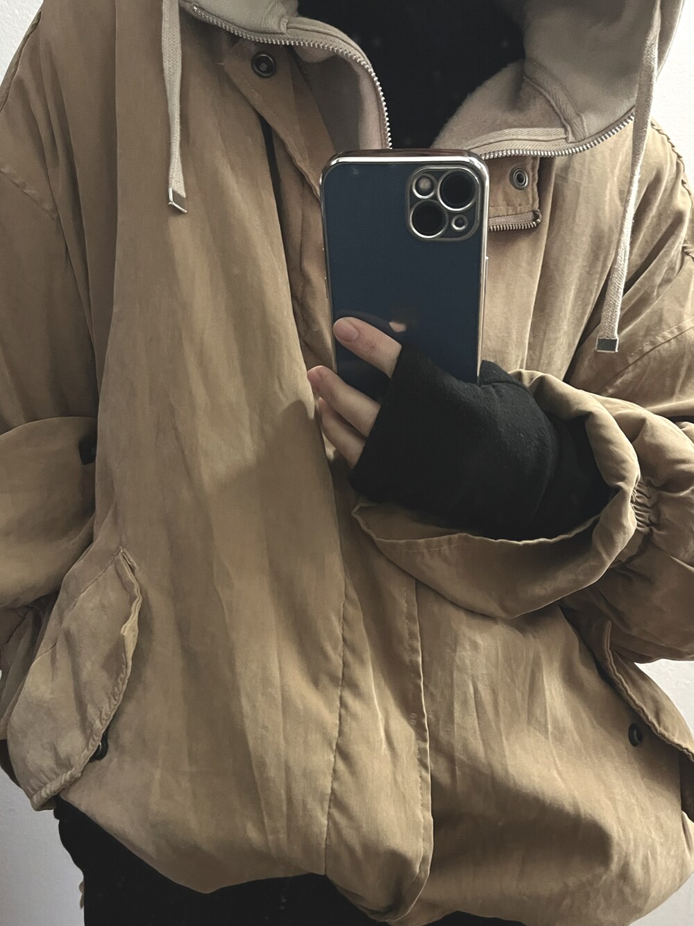 ベージュ系のパーカー、ベージュ系のブルゾンを着用したレディースの冬コーディネートの2枚目の写真