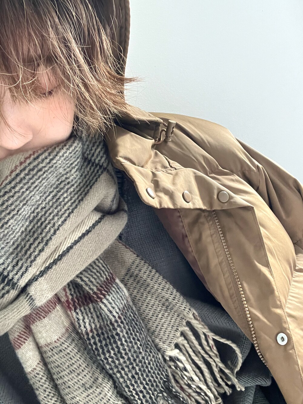 ブラウン系のダウンジャケット/コートを着用したレディースの冬コーディネートの2枚目の写真