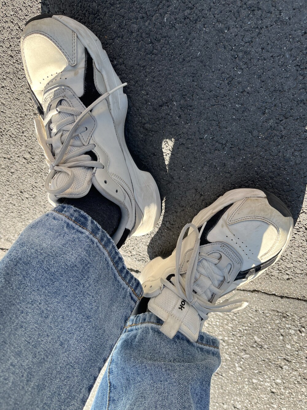 ブラック系のその他アウター、ブラック系のショルダーバッグを着用したレディースの冬コーディネートの3枚目の写真