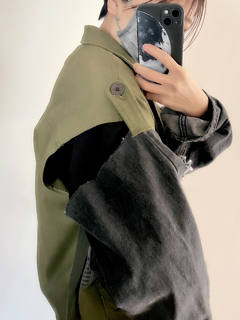 グリーン系のミリタリージャケットを着用したレディースの春コーディネートの2枚目の写真