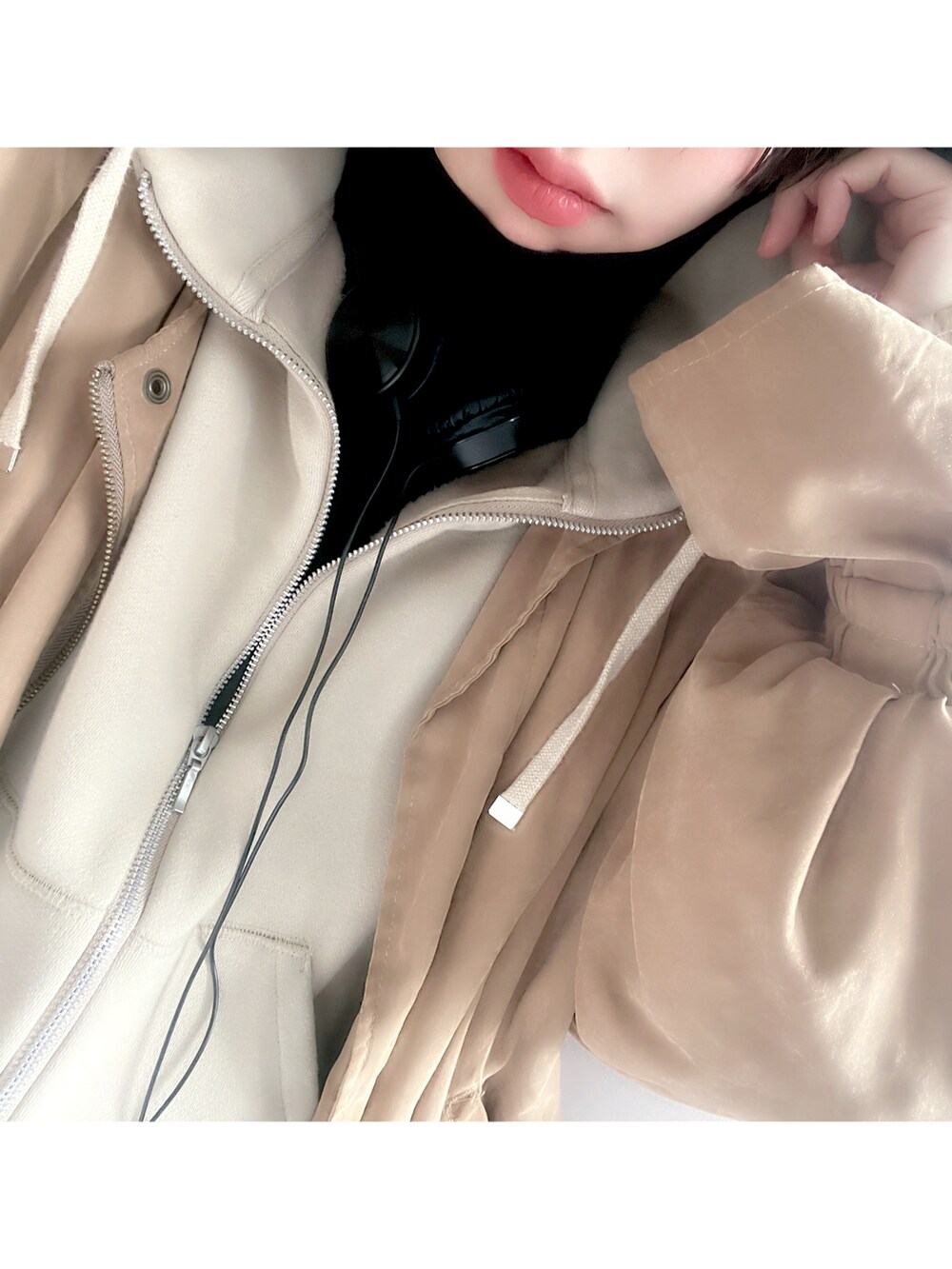 ベージュ系のブルゾン、ベージュ系のパーカーを着用したレディースの春コーディネートの2枚目の写真