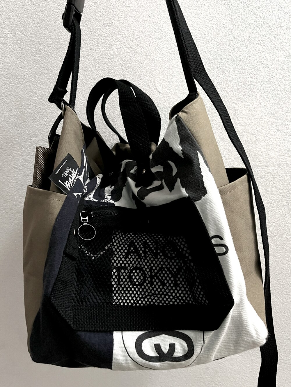 ブルー系のショルダーバッグ、ホワイト系のショルダーバッグを着用したレディースの秋コーディネートの2枚目の写真