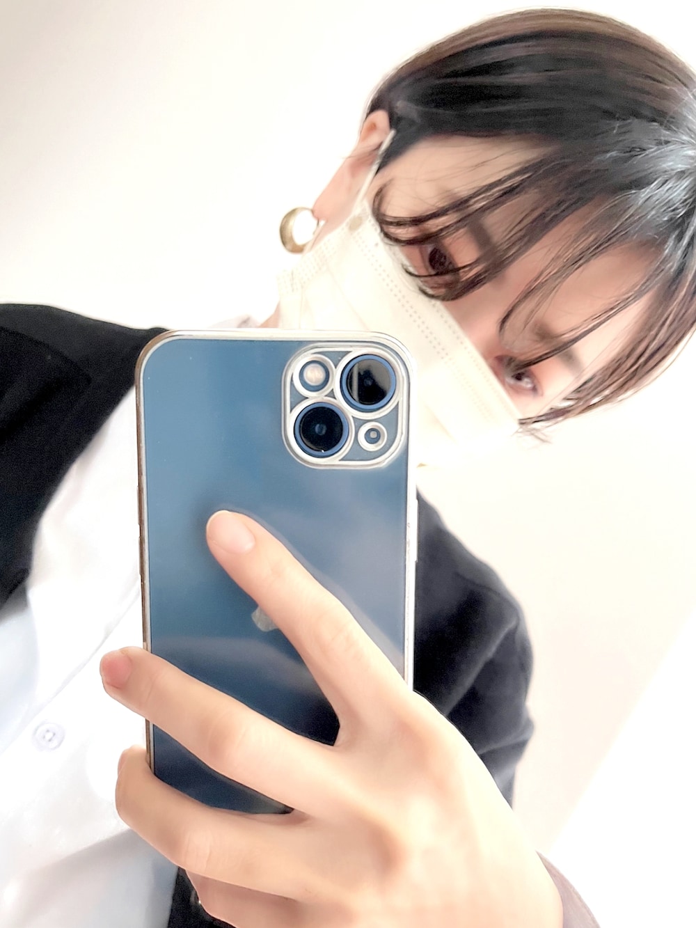 ブルー系のシャツ/ブラウスを着用したレディースの春コーディネートの2枚目の写真